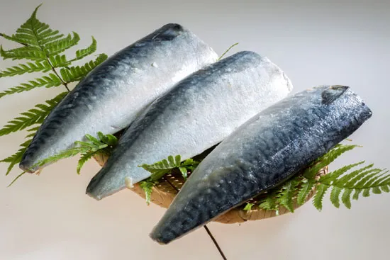 一汐 真さば（3枚）の商品写真。おいしそうな真鯖の干物が３枚かごの上に並んでいる写真。