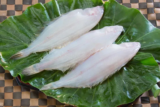 一汐 笹かれい（3枚）の商品写真。おいしそうな笹鰈の干物が３枚お盆の上に並んでいる写真。