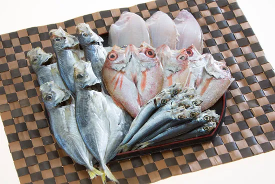 光洋の笹かれい、のどぐろ、真あじ（Bセット）の商品写真。おいしそうな笹鰈の干物が３枚、のどぐろの干物が３枚、真鯵の干物が数枚、うるめ鰯の干物が１０尾、お盆の上に並んでいる写真。